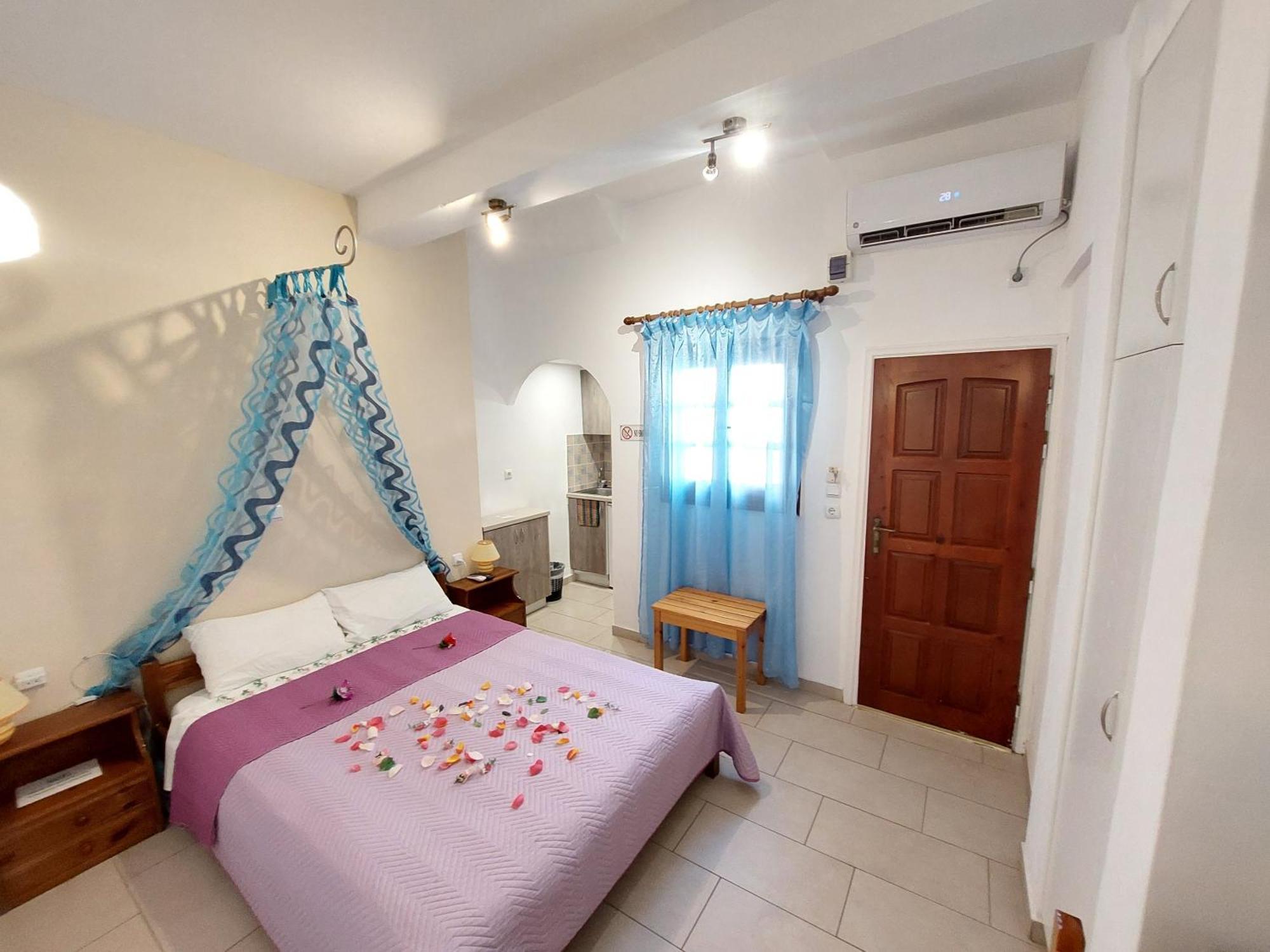 Evelina Beach Pension A Breath Away From The Black Beach Offer Plenty Of Accommodation Type To Suit Every Traveler'S Needs-Economic Rooms-Thematic Rooms-Design Rooms-Kitchenette Rooms-Studios-Small Apartments Perissa (Santorini) Exterior foto