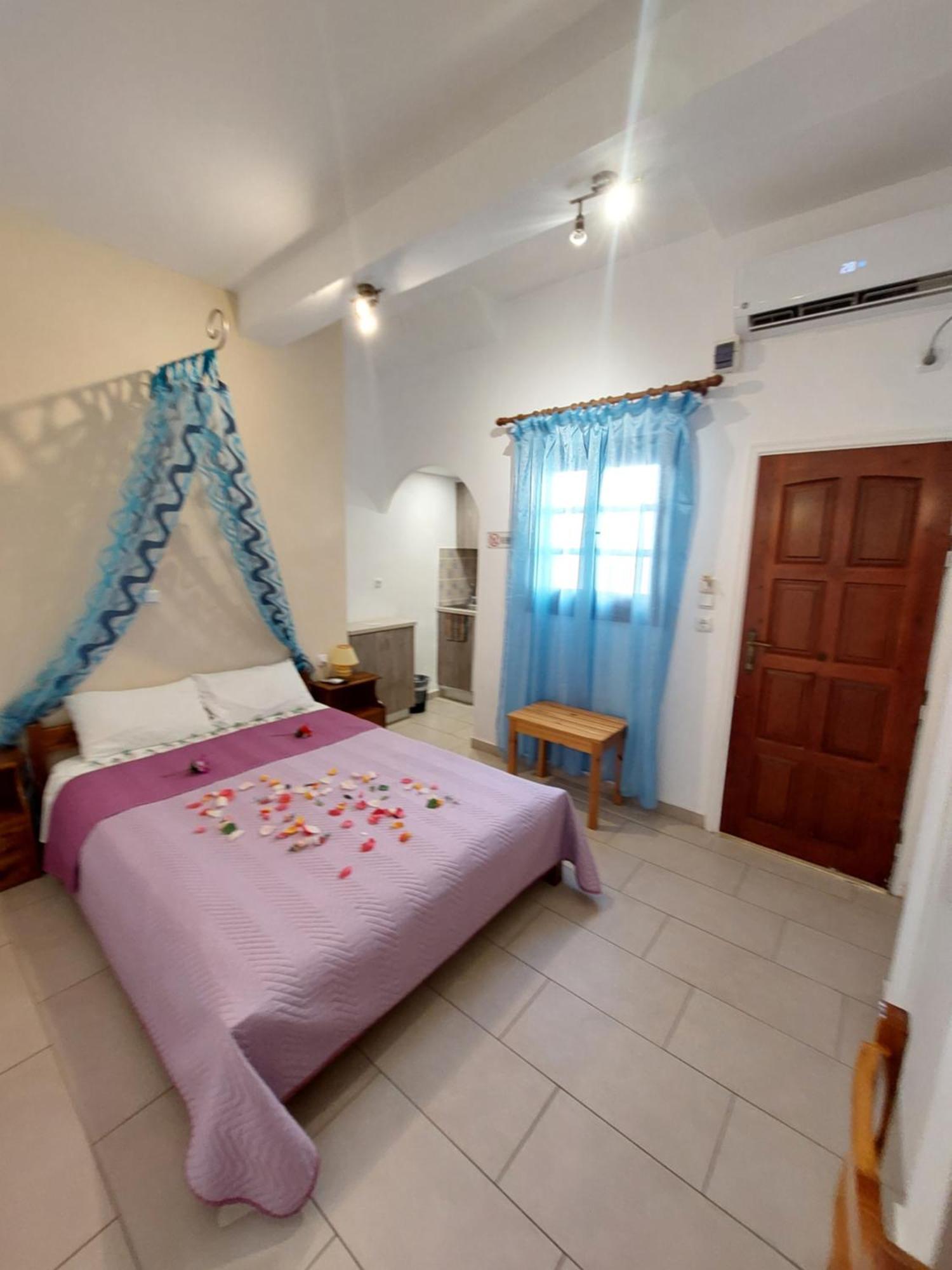 Evelina Beach Pension A Breath Away From The Black Beach Offer Plenty Of Accommodation Type To Suit Every Traveler'S Needs-Economic Rooms-Thematic Rooms-Design Rooms-Kitchenette Rooms-Studios-Small Apartments Perissa (Santorini) Exterior foto